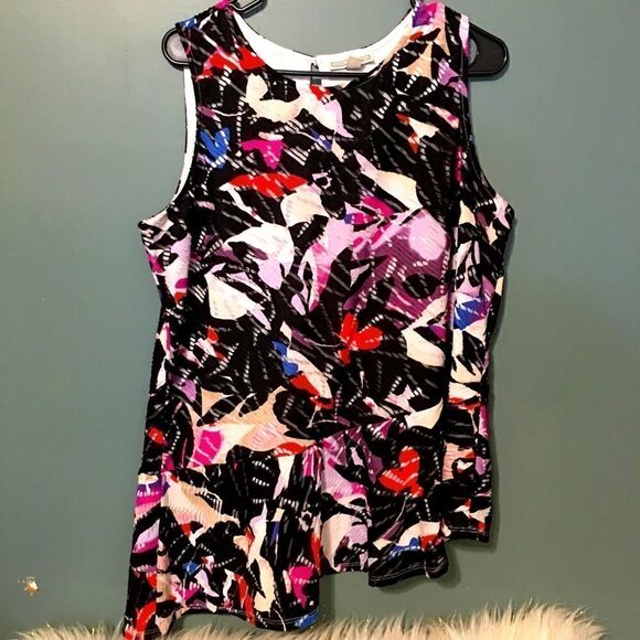 Slimming Double layered Slanted ruffle bottom Top - Picture 2 of 8